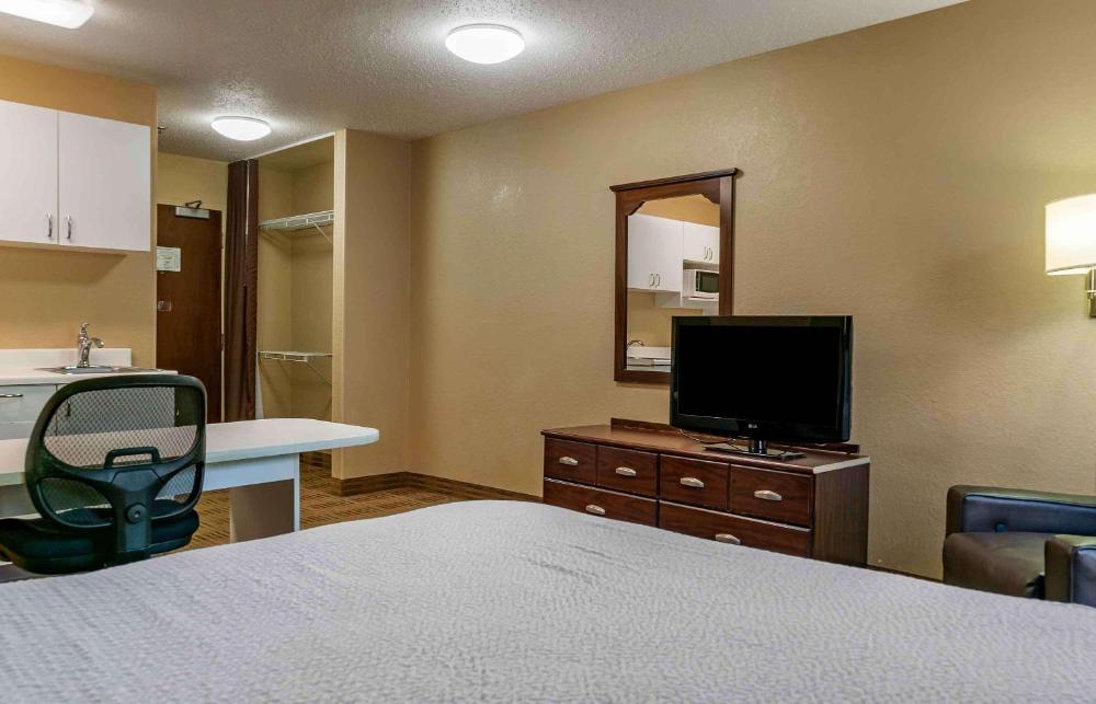 Queen studio with 1 Queen Bed - Disability Access/Non-Smoking interior